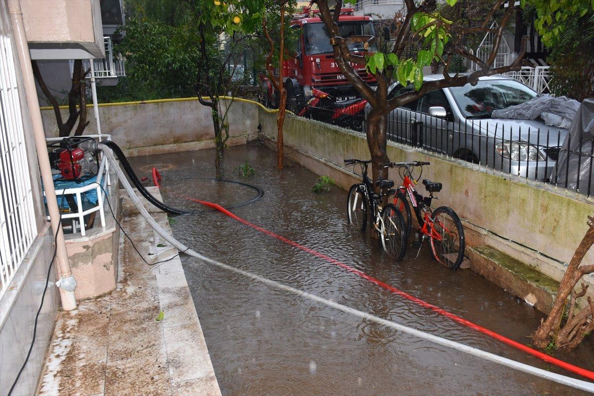 Marmaris'te etkili olan sağanak nedeniyle ev ve iş yerlerini su bastı