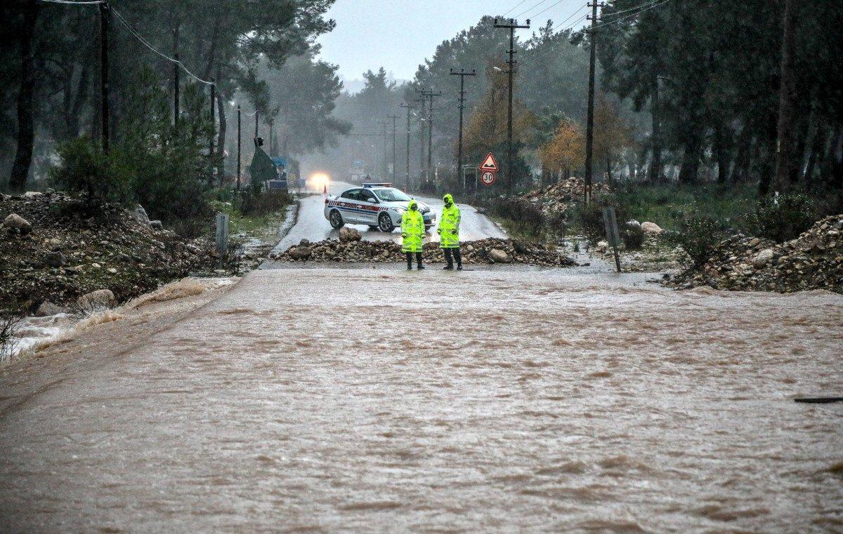 Sağanak yağış Antalya'da hayatı felç etti