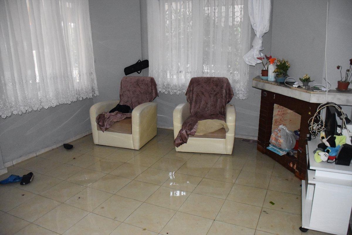 Marmaris'te etkili olan sağanak nedeniyle ev ve iş yerlerini su bastı