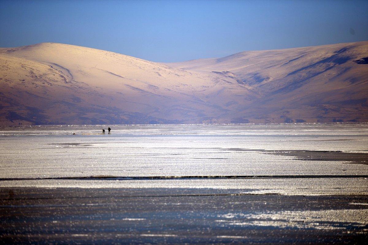 Çıldır Gölü'nde buz kalınlığı 15 santimetreye ulaştı