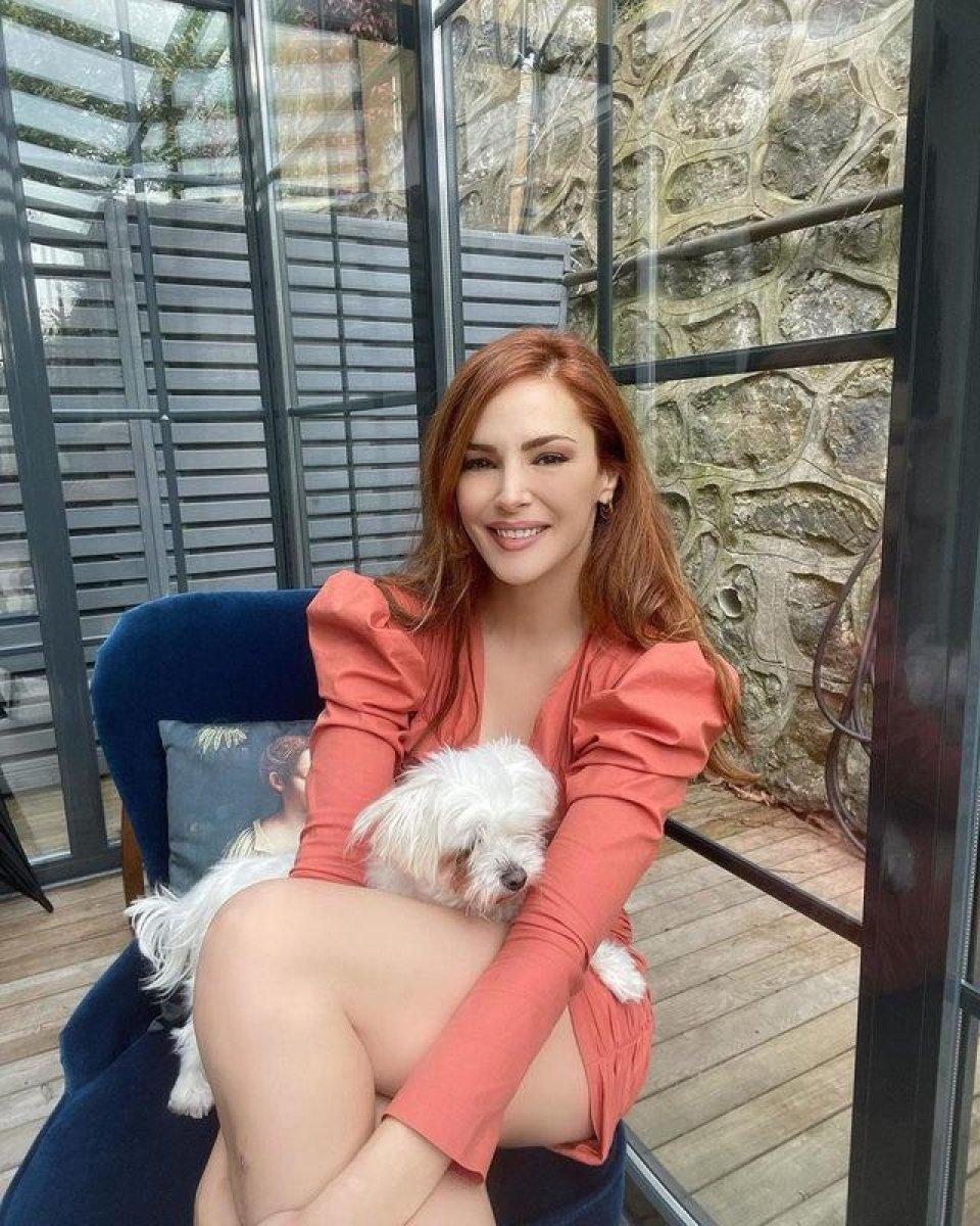 Mine Tugay, elbisesiyle sosyal medyayı salladı