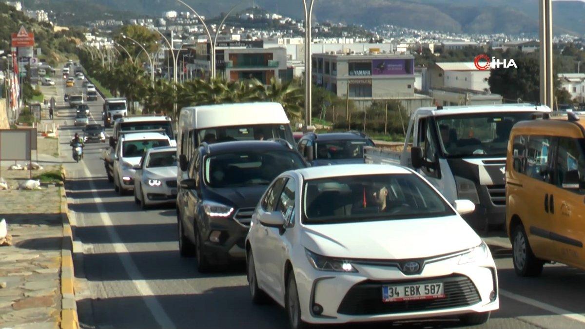 Bodrum'da oteller doldu, trafik kilitlendi