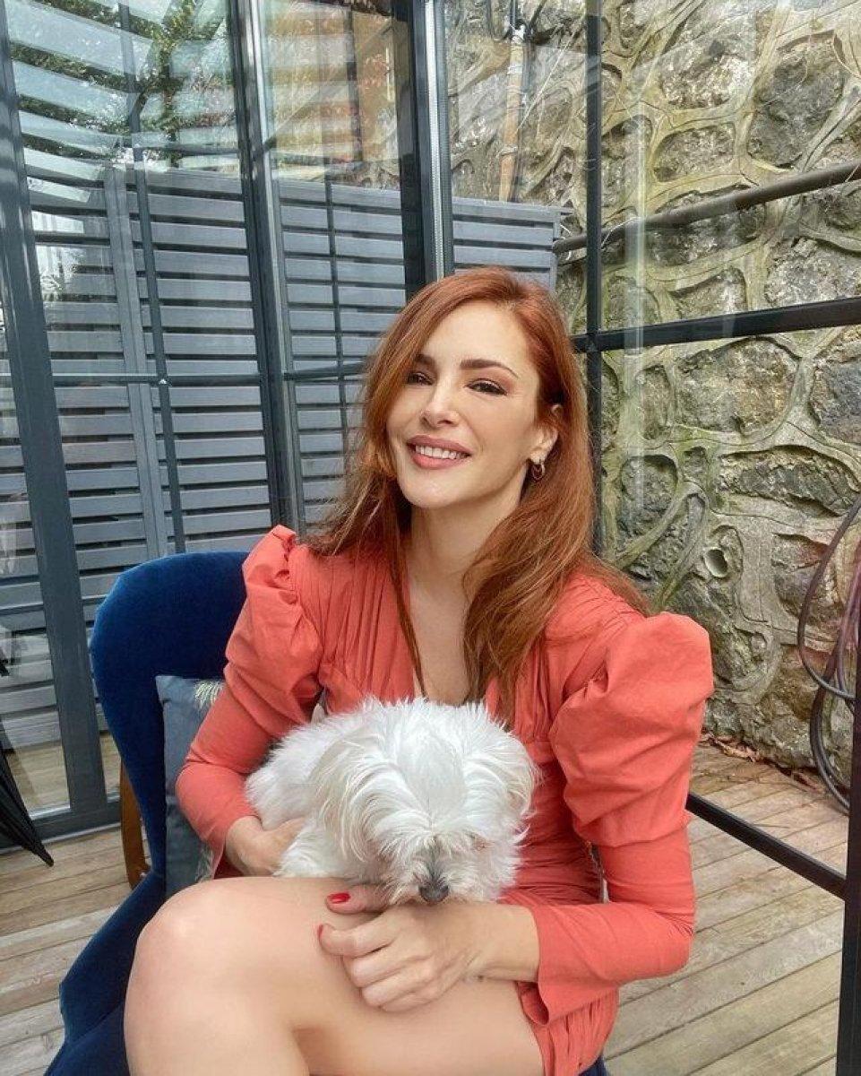 Mine Tugay, elbisesiyle sosyal medyayı salladı