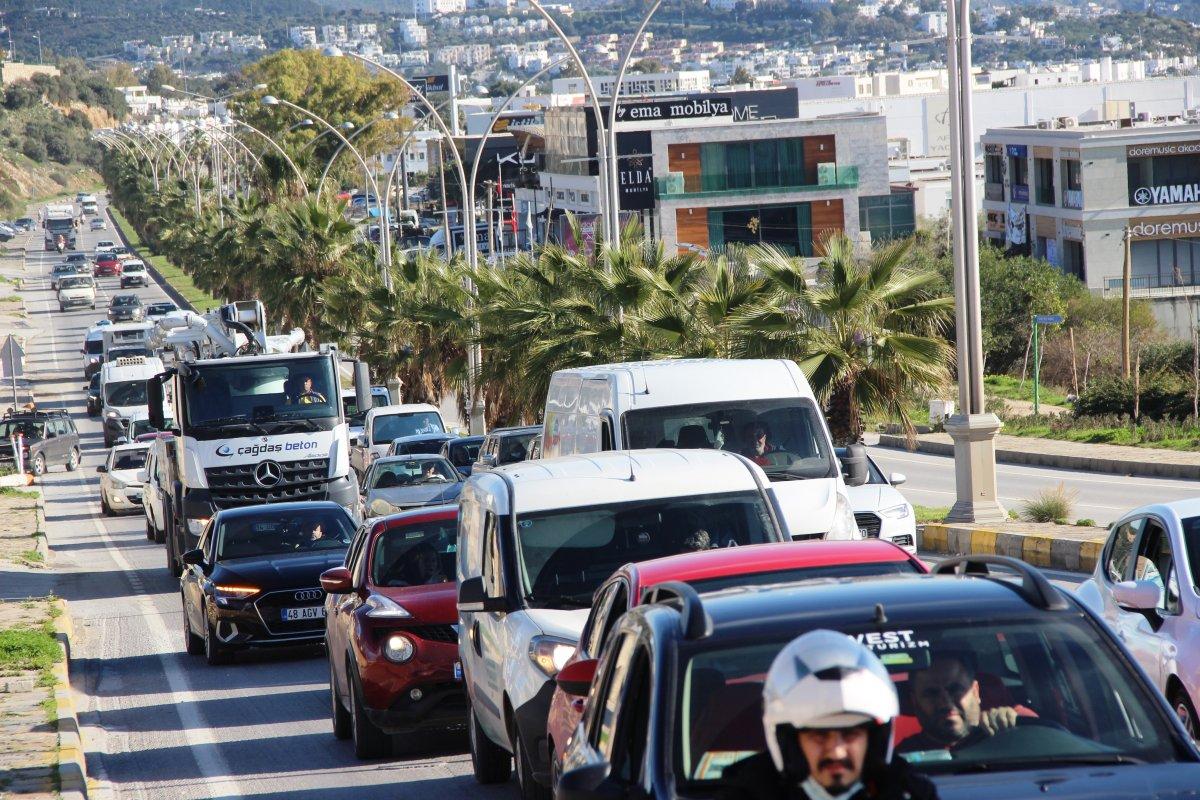 Bodrum'da oteller doldu, trafik kilitlendi
