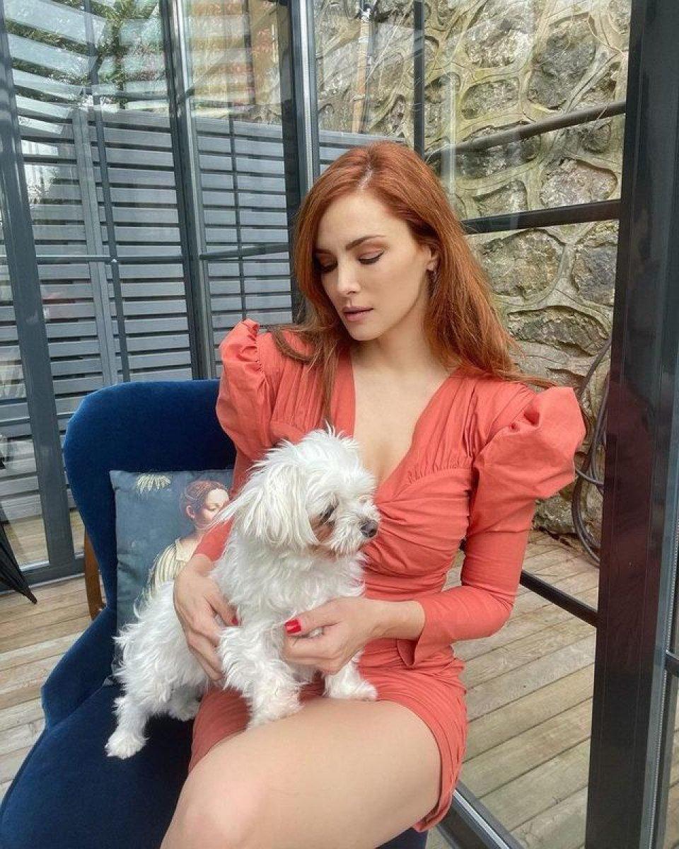 Mine Tugay, elbisesiyle sosyal medyayı salladı