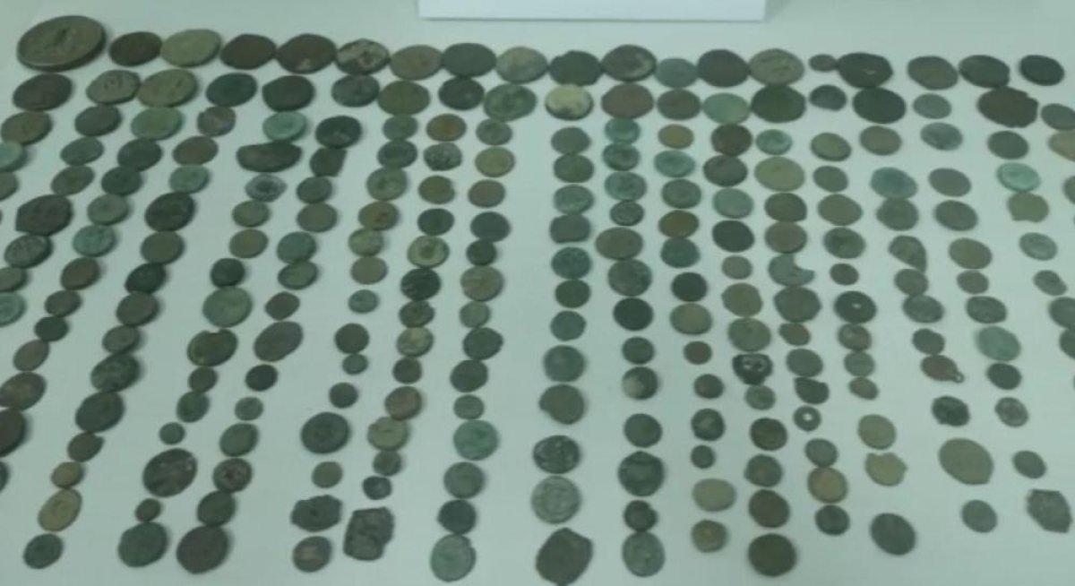 Antalya'da tarihi eser kaçakçısının üzerindne servet çıktı