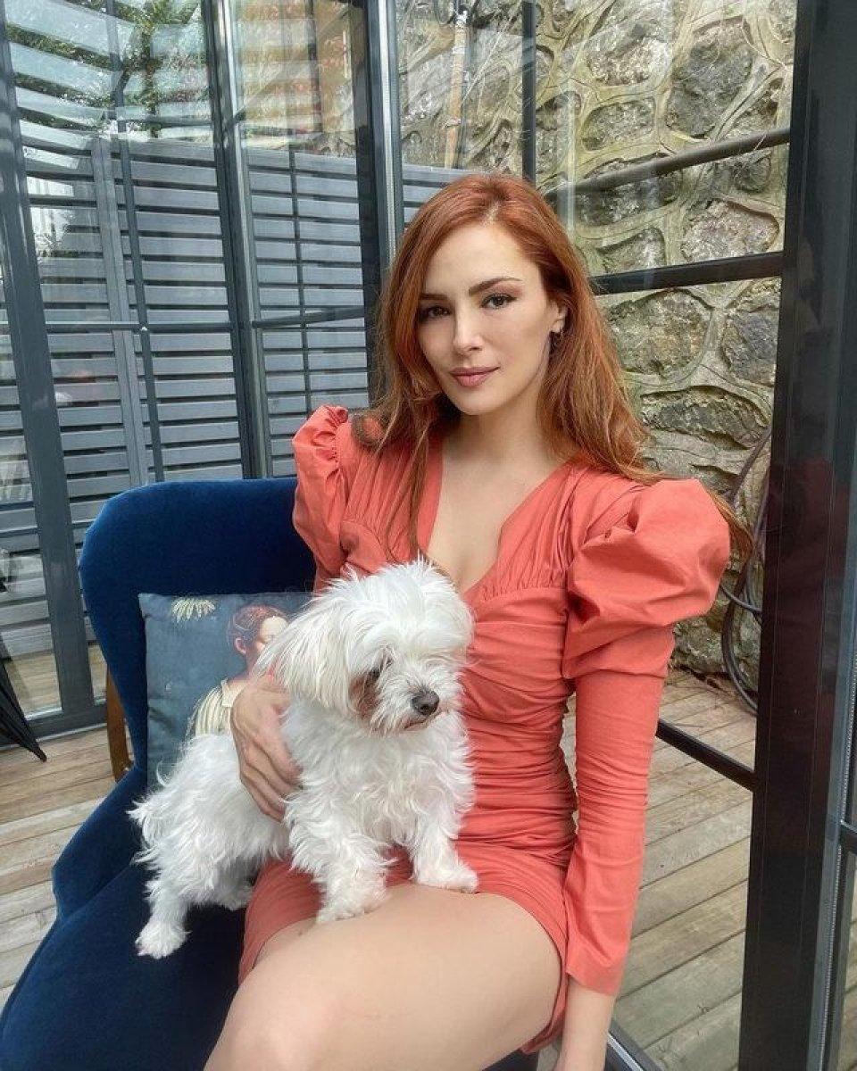 Mine Tugay, elbisesiyle sosyal medyayı salladı