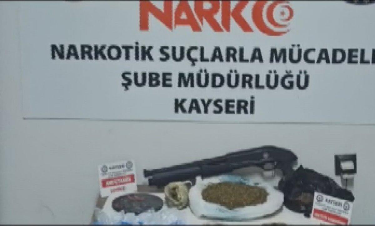 Kayseri'de uyuşturucu taciri anne-kız polise yakalandı