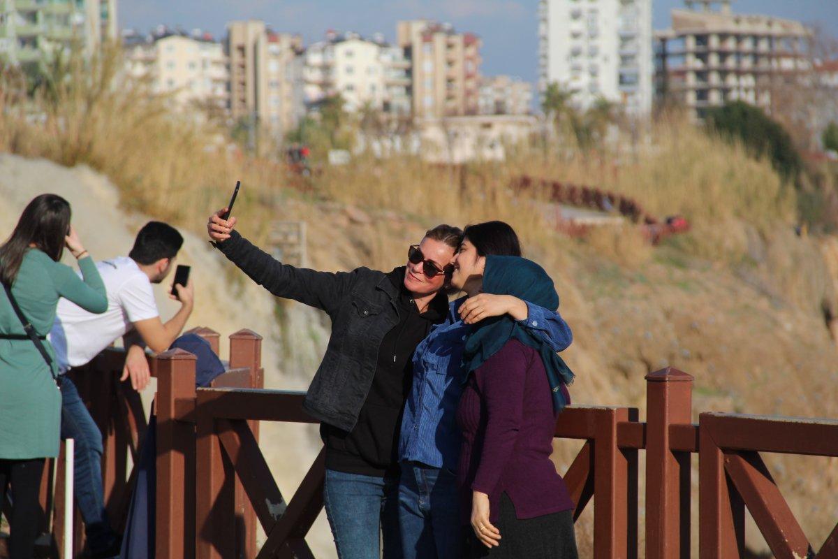 Çamur çağlayan Düden Şelalesi ziyaretçi akınına uğradı
