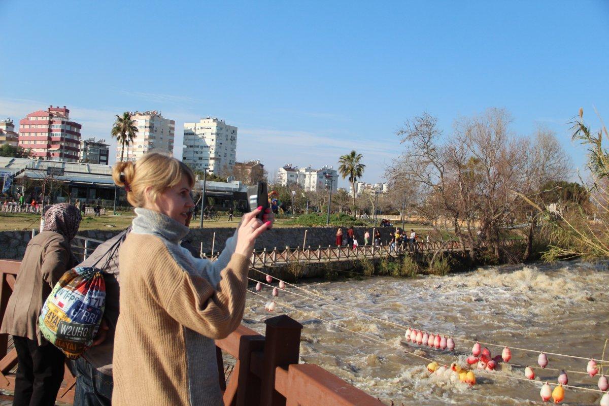 Çamur çağlayan Düden Şelalesi ziyaretçi akınına uğradı
