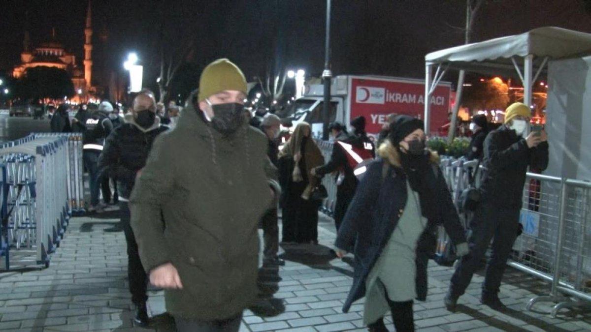 Ayasofya'da 2022'nin ilk sabah namazı yoğunluğu