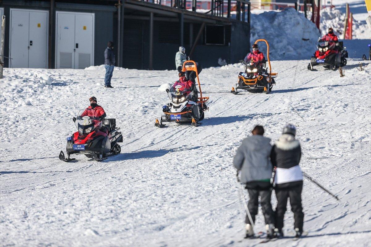 Kayak merkezlerinde kar kalınlıkları ölçüldü
