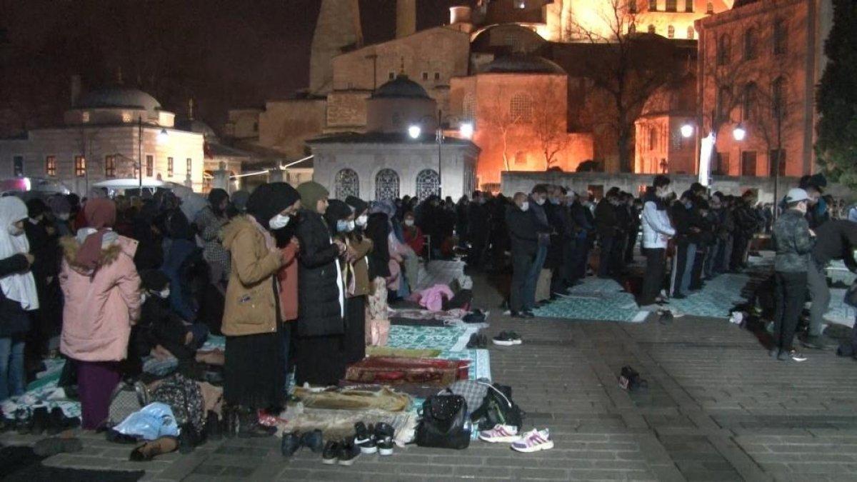 Ayasofya'da 2022'nin ilk sabah namazı yoğunluğu