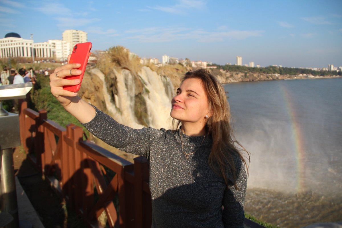 Çamur çağlayan Düden Şelalesi ziyaretçi akınına uğradı