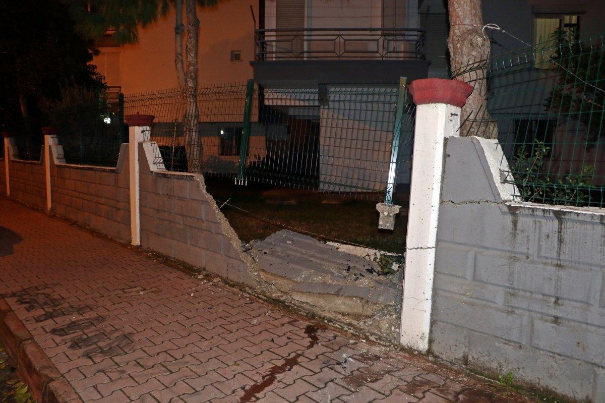 Antalya'da alkollü sürücü, duvara çarptıktan sonra özür diledi
