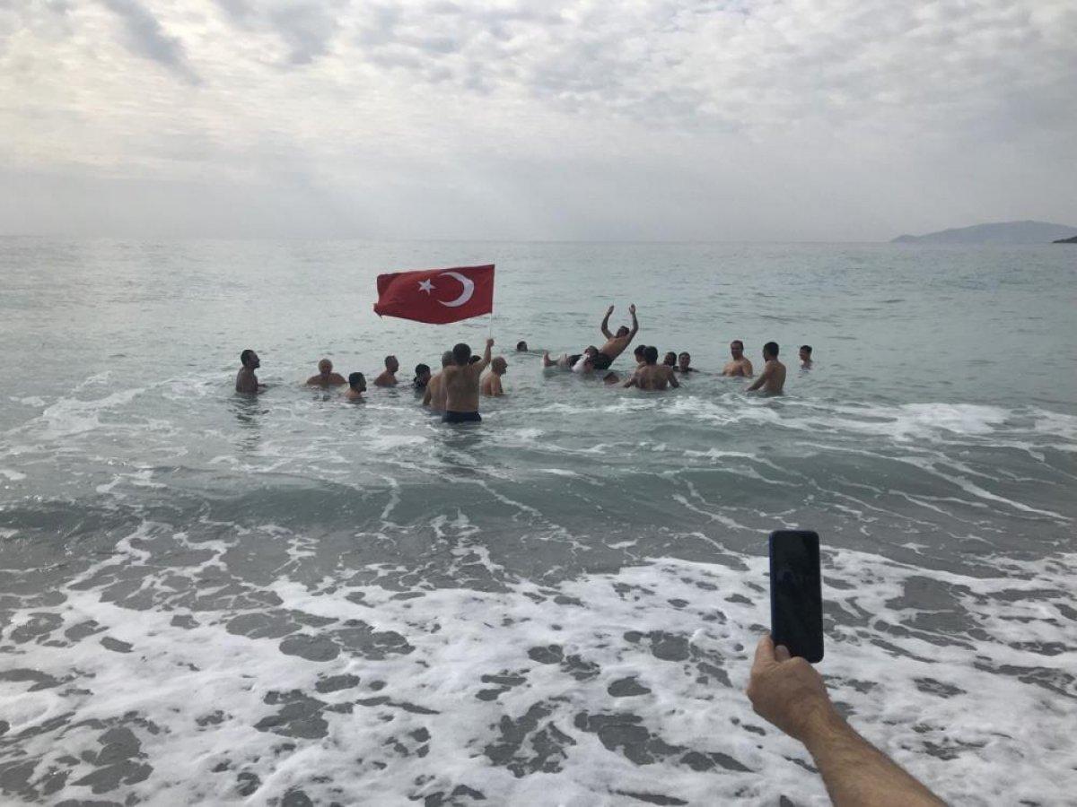 Mersin'de çevreci grubun yılın ilk günü denize girme geleneği