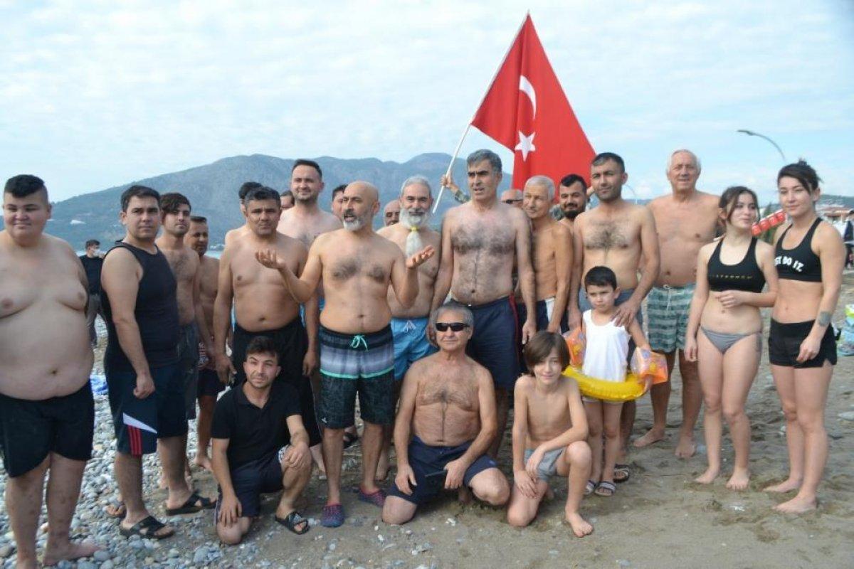 Mersin'de çevreci grubun yılın ilk günü denize girme geleneği
