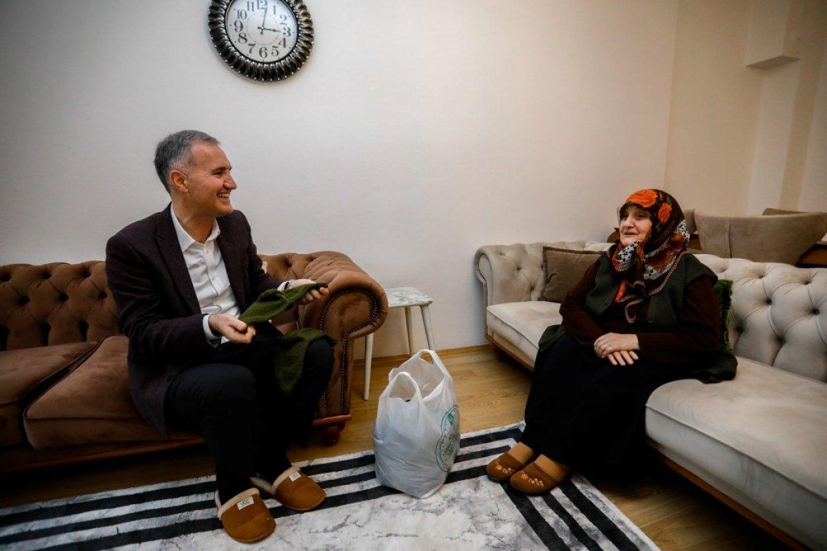 İnegöllü Melek Nine, 10 yıldır Mehmetçik için çorap örüyor