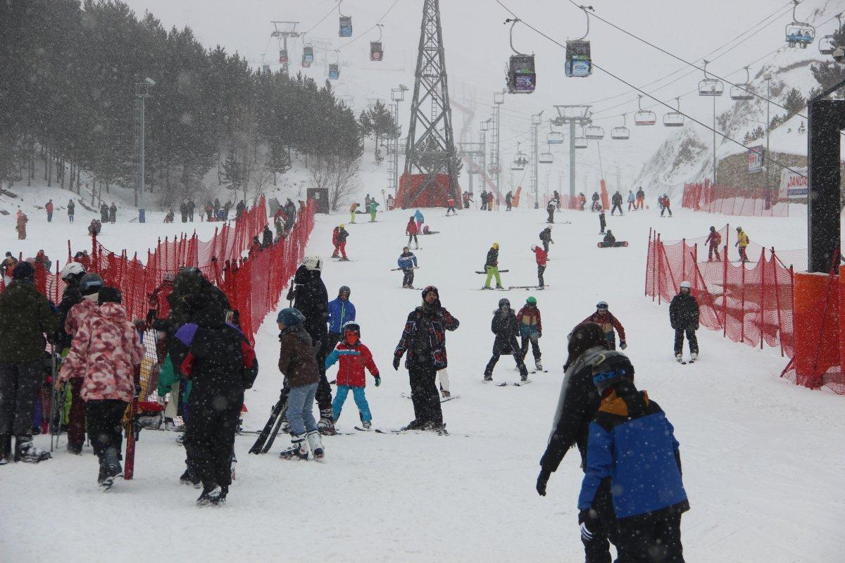 Tatilciler Palandöken'e akın etti