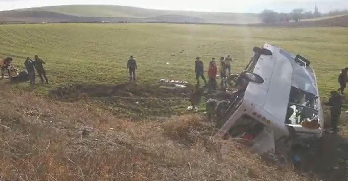 Amasya’da güreşçileri taşıyan midibüs devrildi: 1 ölü, 16 yaralı