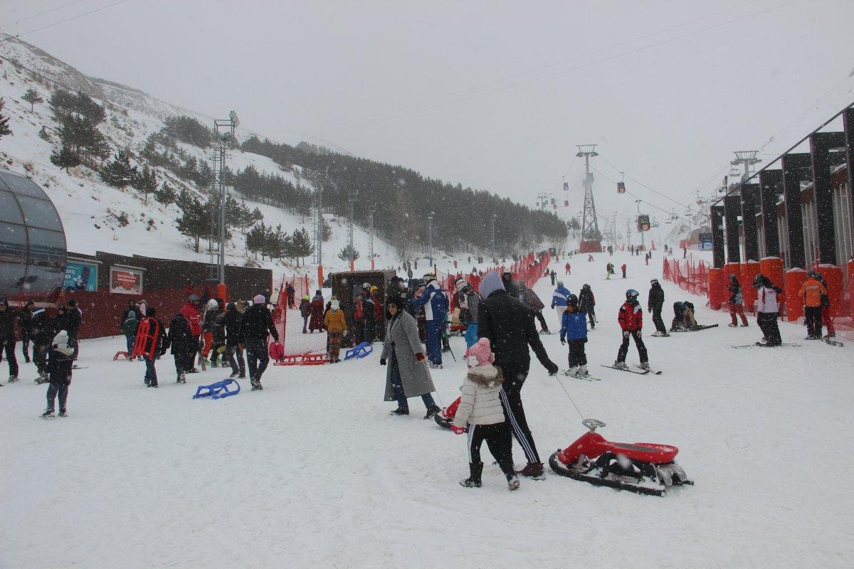 Tatilciler Palandöken'e akın etti