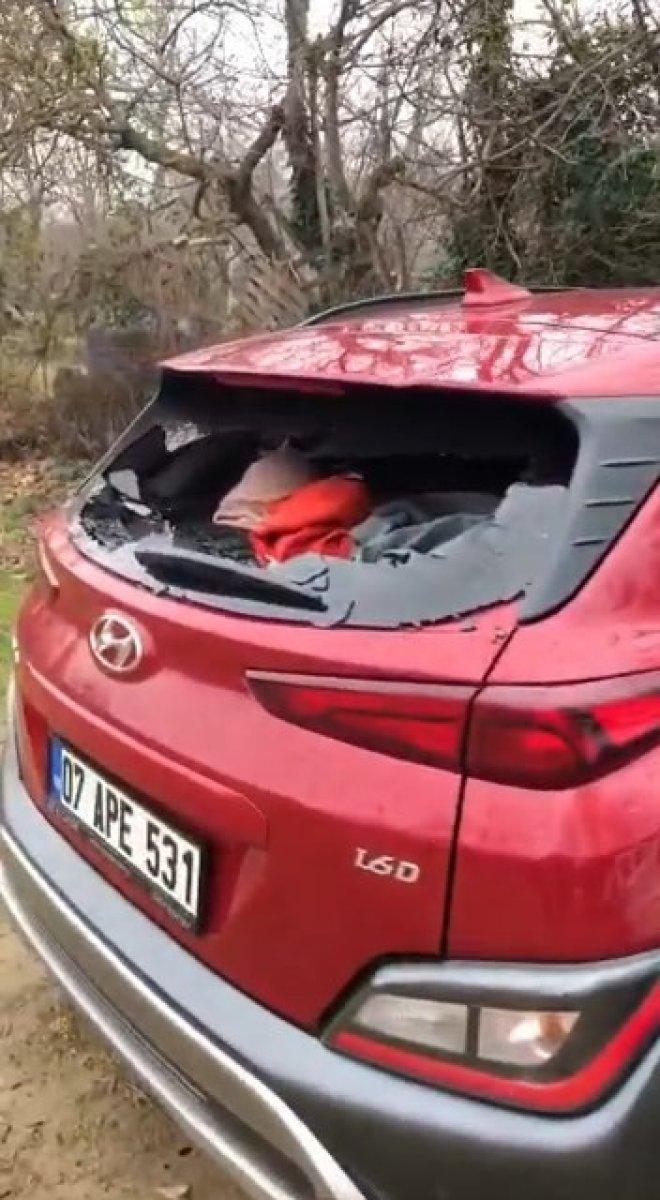 Bursa'da kürekle araçların camını kırdı