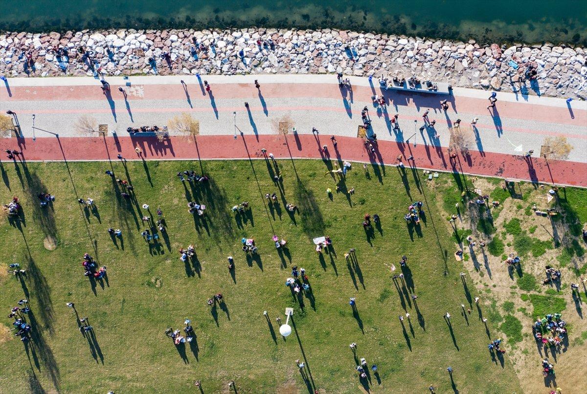 İzmir'de güneşli havayı gören kendini sokağa attı