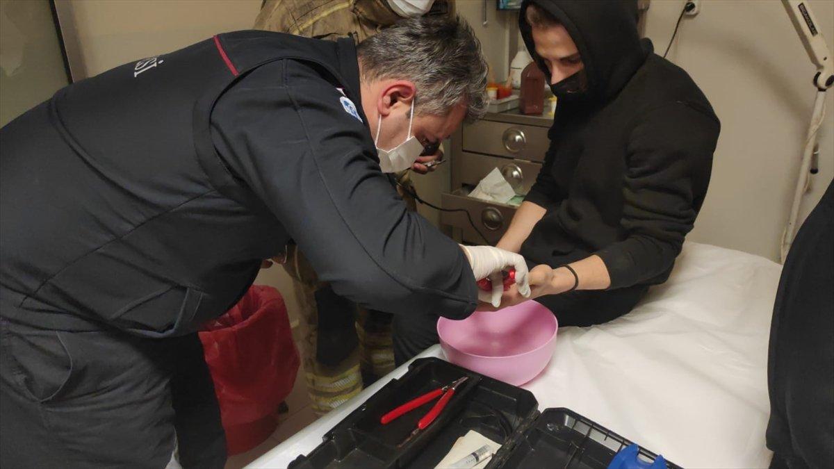 Bursa'da parmağına yüzük sıkışan genci itfaiye kurtardı