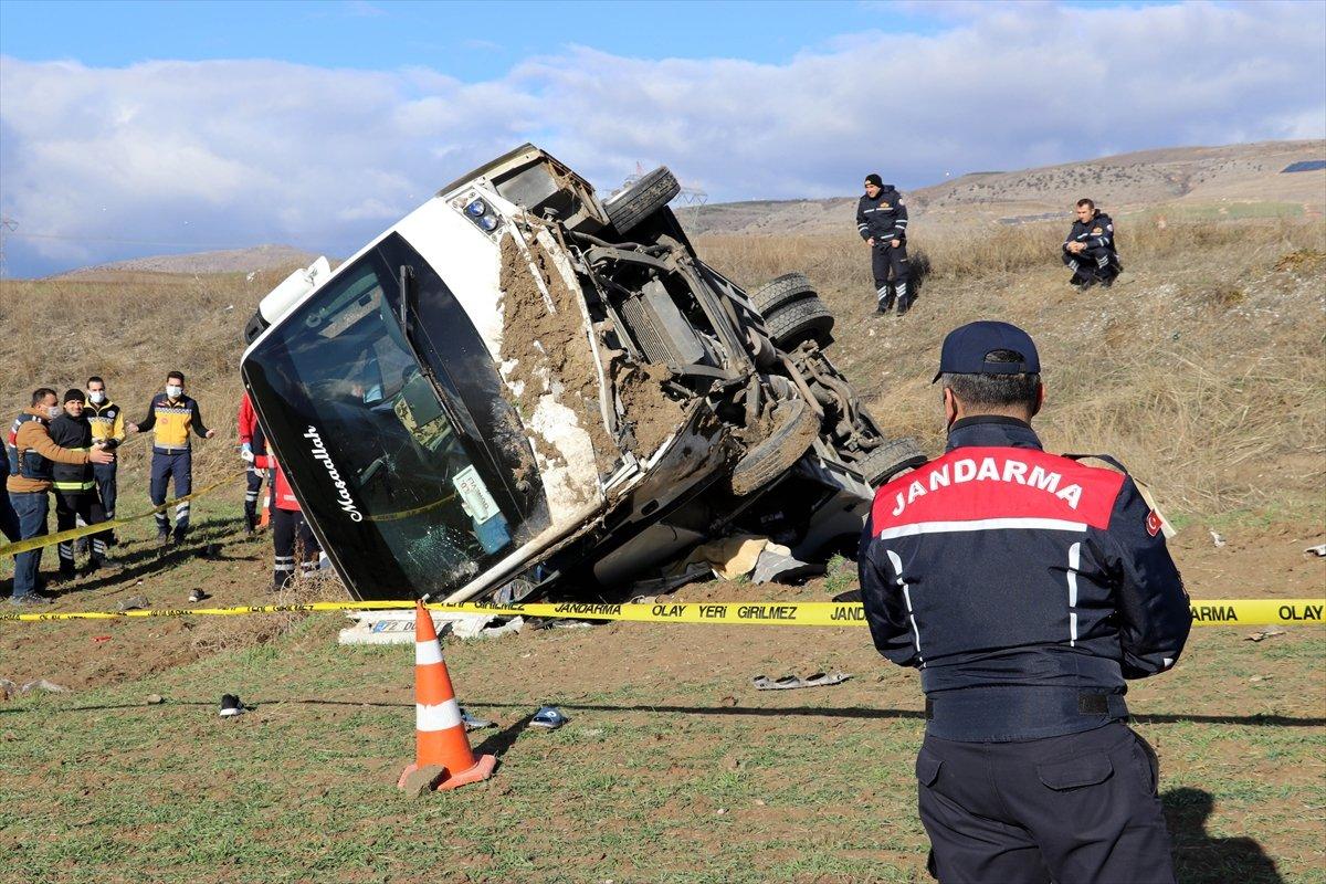 Amasya’da güreşçileri taşıyan midibüs devrildi: 1 ölü, 16 yaralı