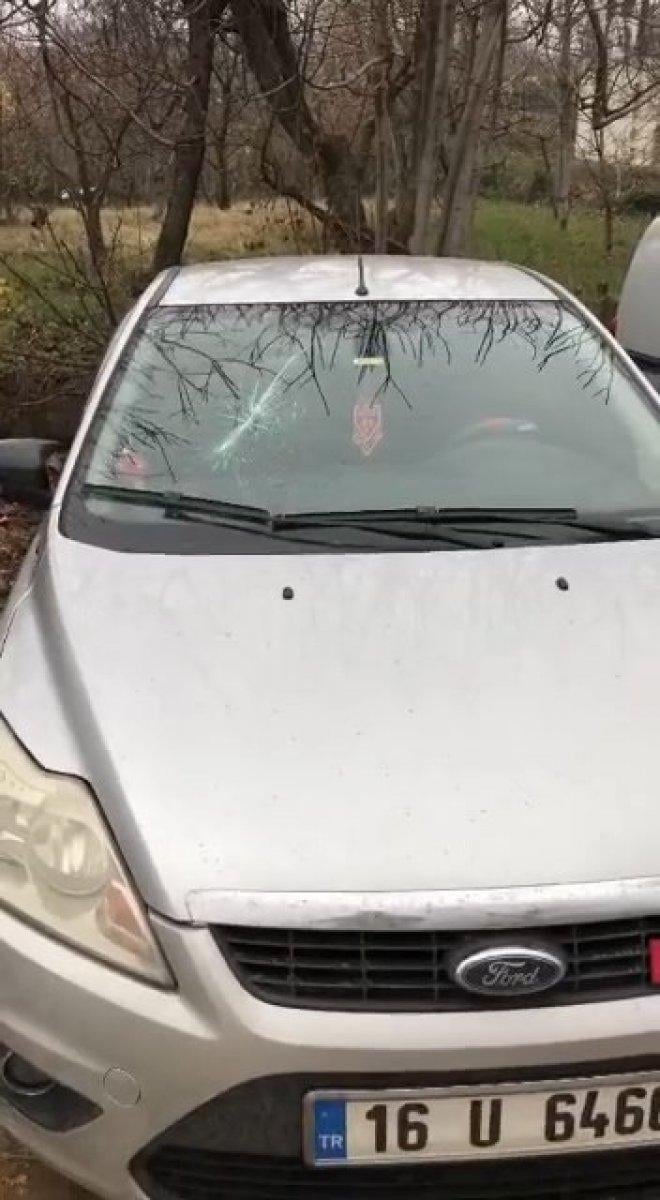 Bursa'da kürekle araçların camını kırdı