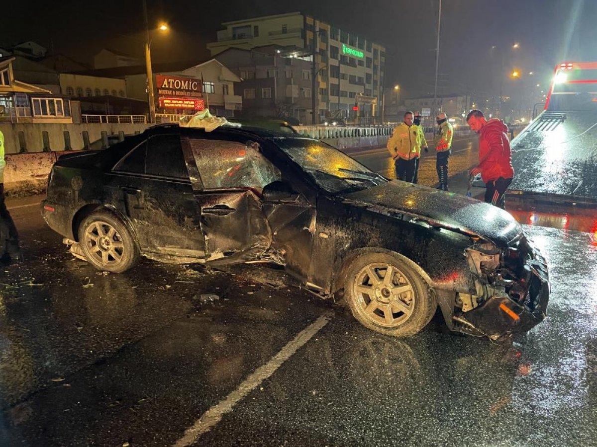 Kocaeli'de kaza yapan sürücü, yaralı kız arkadaşını bırakıp kaçtı