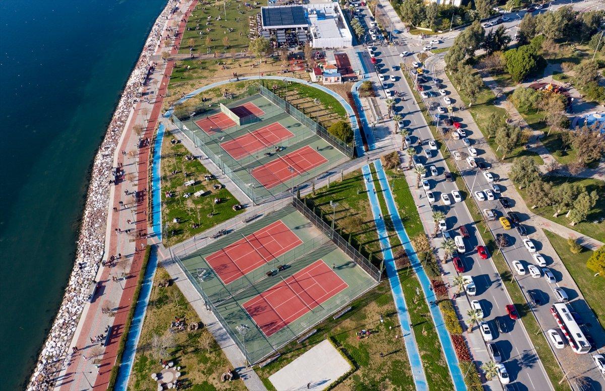 İzmir'de güneşli havayı gören kendini sokağa attı