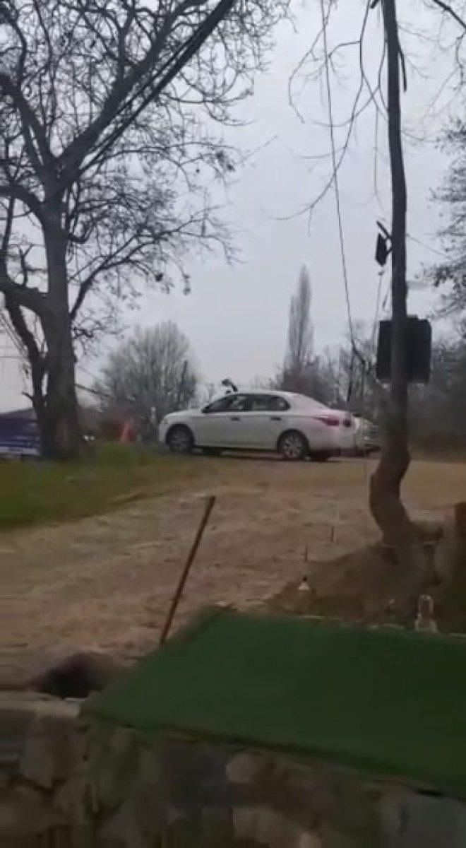 Bursa'da kürekle araçların camını kırdı