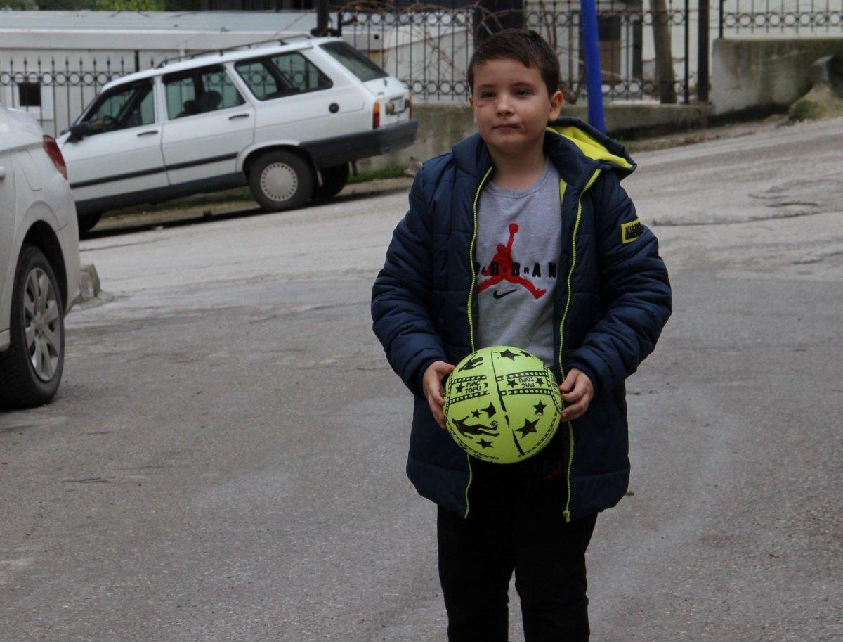 Manisa'da köpek saldırısına uğrayan Mert, travma yaşıyor