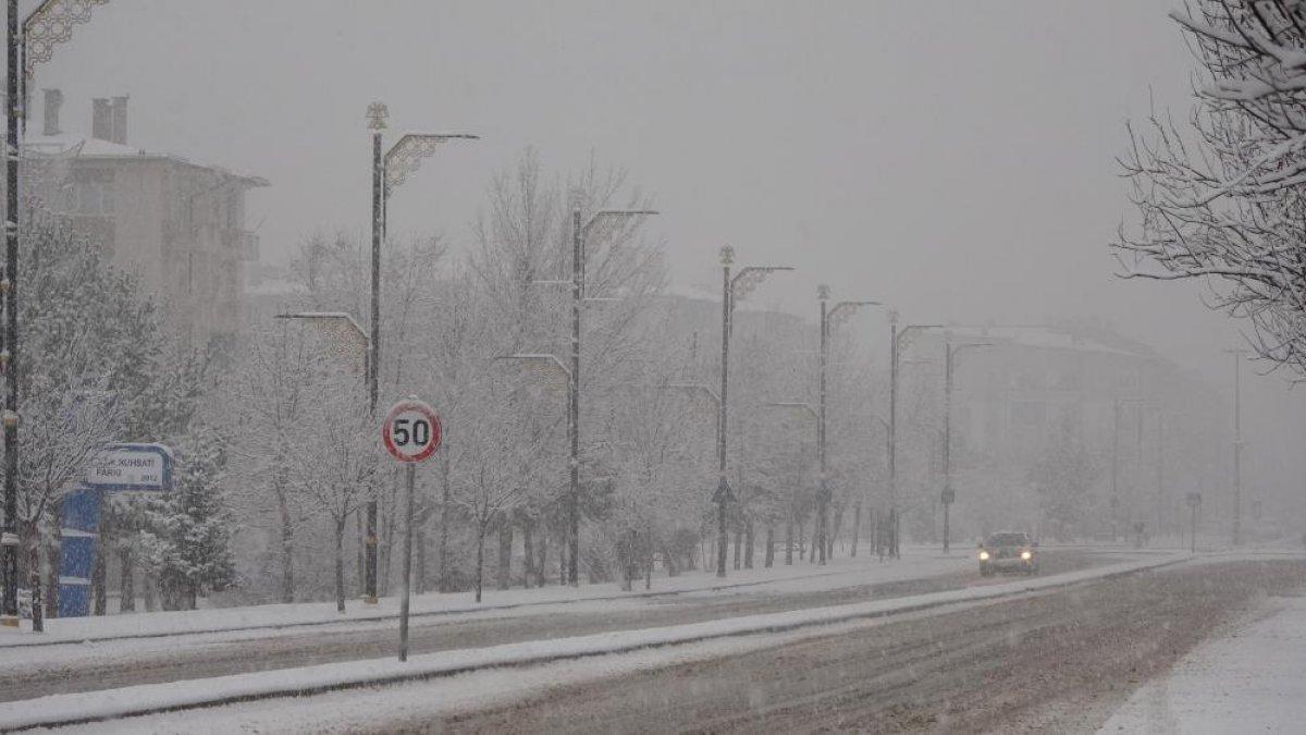 Sivas'ta 68 köyün yolu ulaşıma kapandı