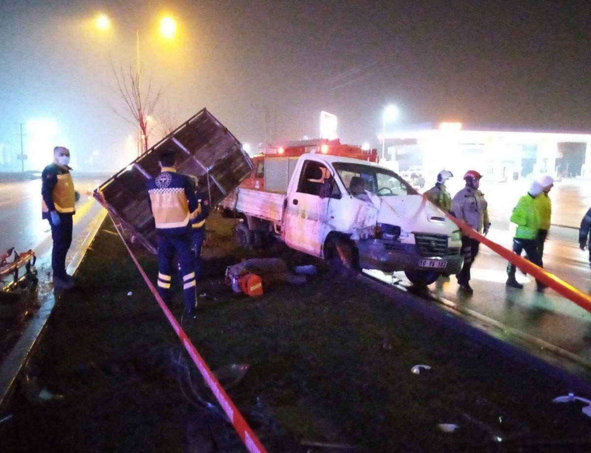 Bursa’da aydınlatma direğine çarpan kamyonetin sürücüsü can verdi