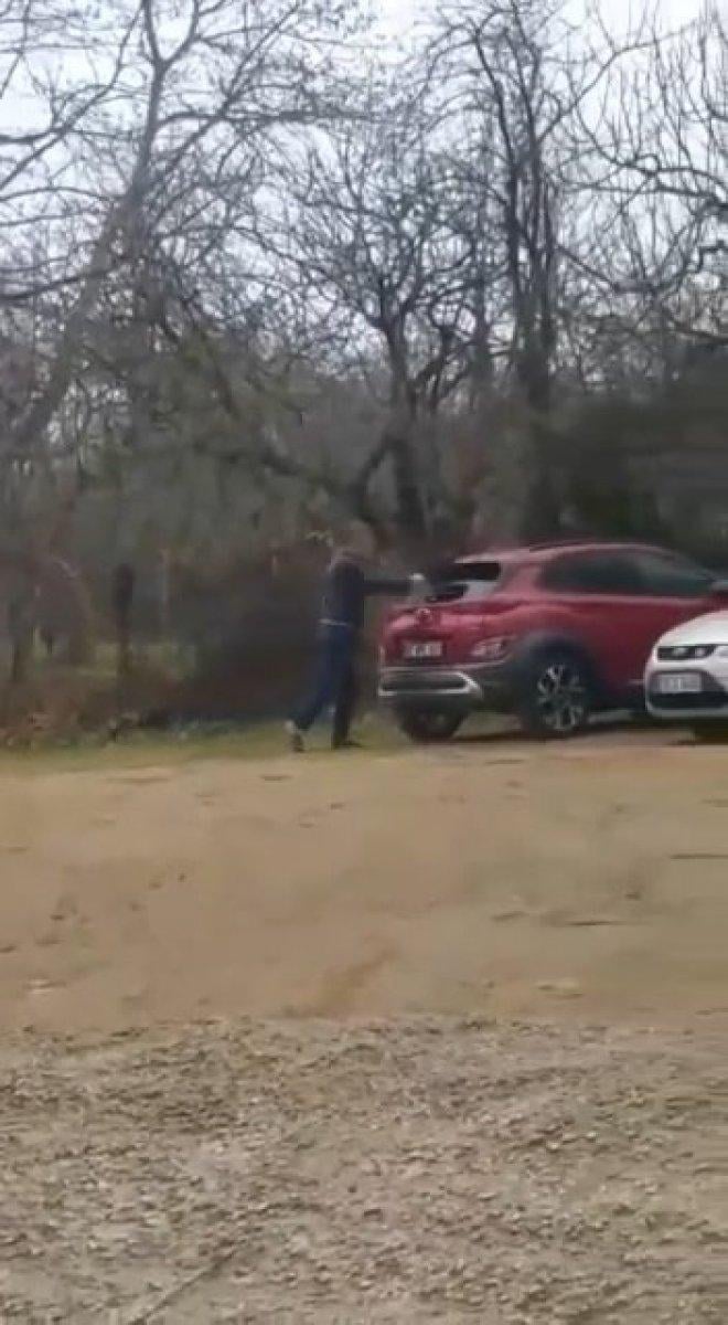 Bursa'da kürekle araçların camını kırdı