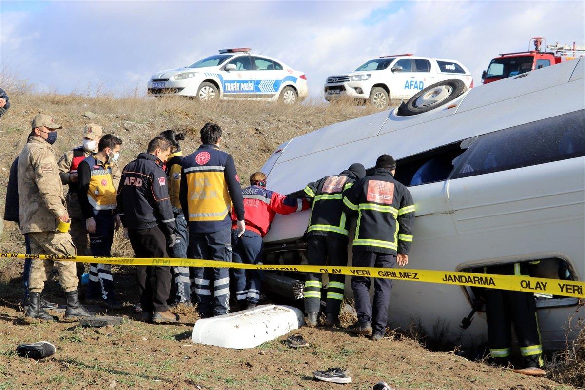 Amasya’da güreşçileri taşıyan midibüs devrildi: 1 ölü, 16 yaralı
