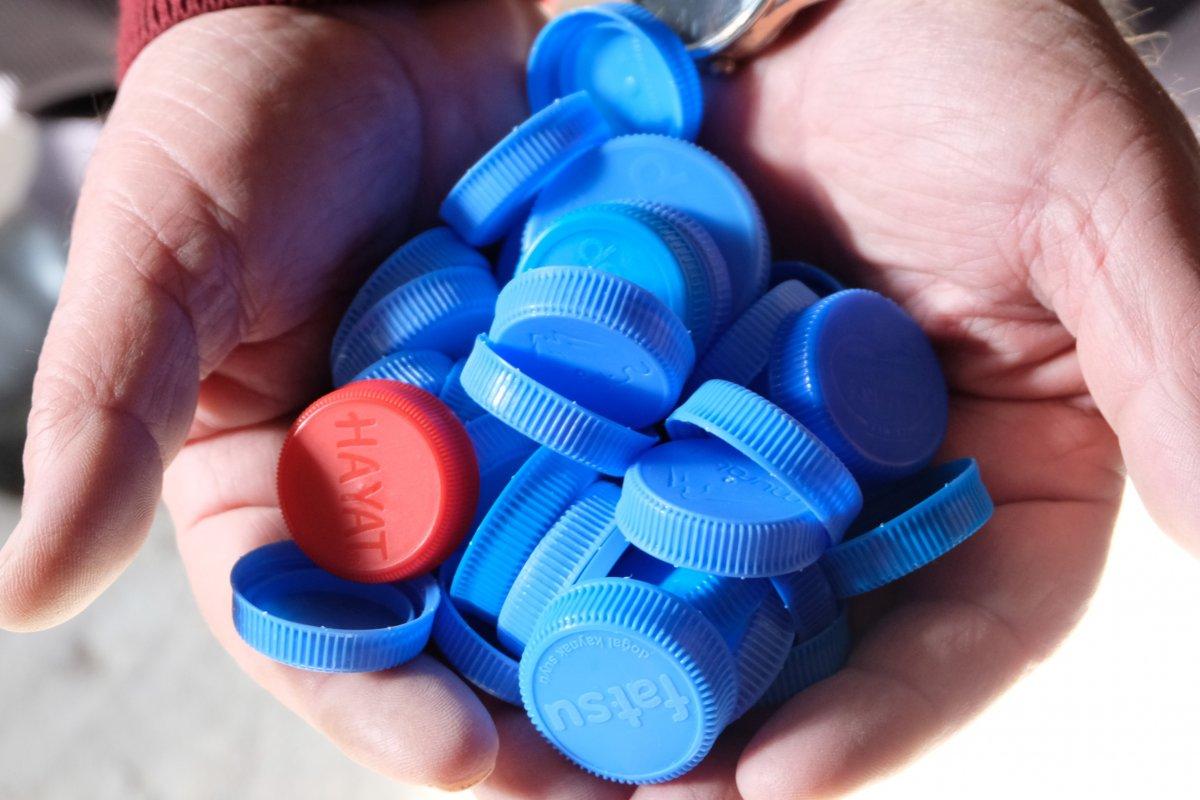 Gümüşhane'deki yaşlı adam, 2 buçuk yıldır mavi kapak topluyor