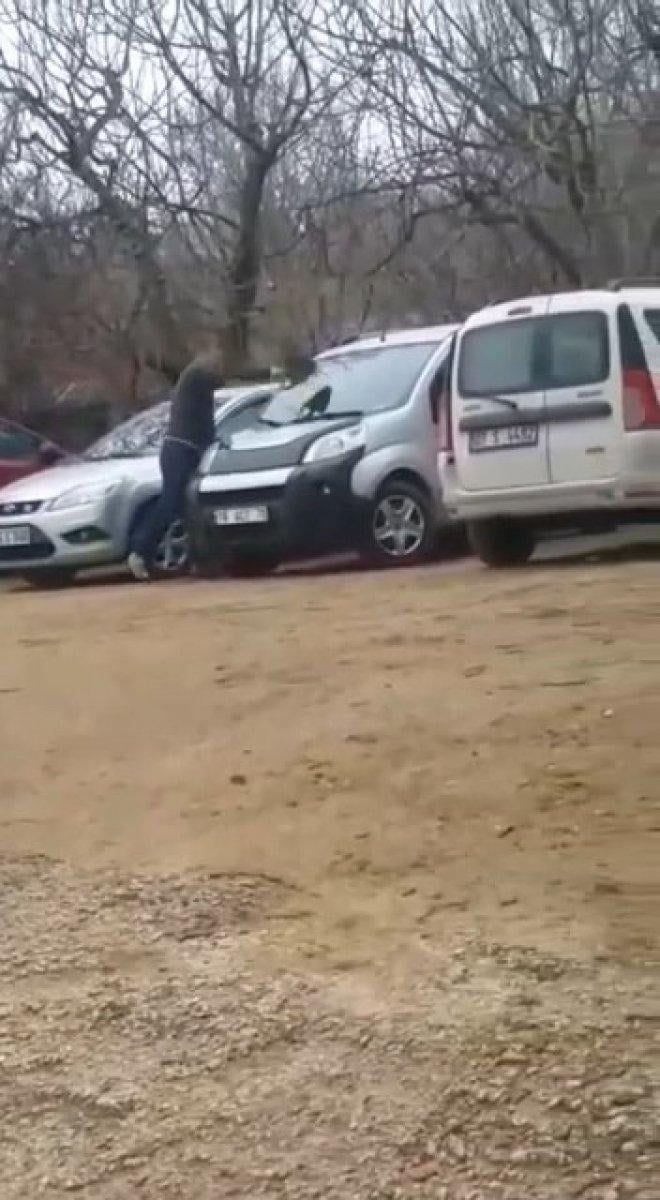 Bursa'da kürekle araçların camını kırdı