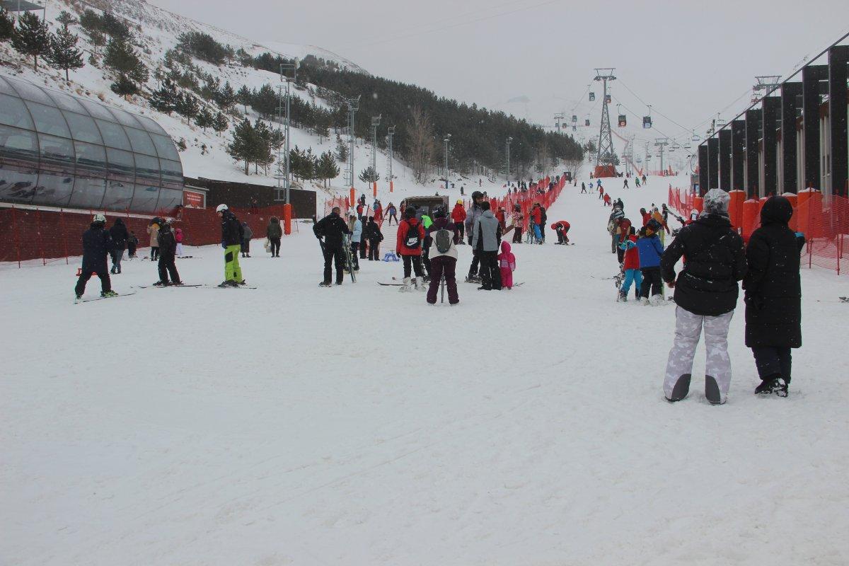 Tatilciler Palandöken'e akın etti