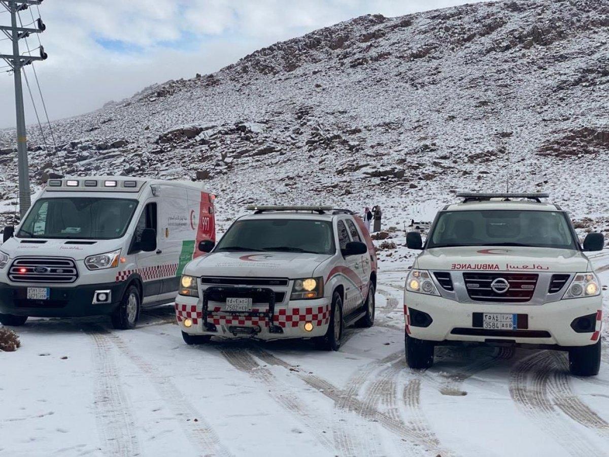 Suudi Arabistan'da kar yağışı etkisini gösterdi