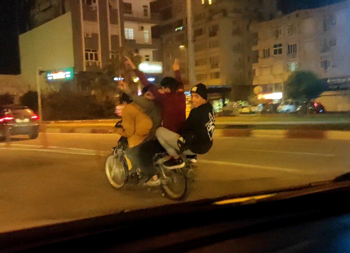 Antalya'da 4 gencin tehlikeli motosiklet yolcuğu kameraya yansıdı