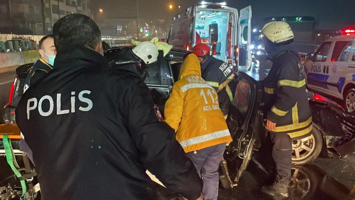 Kocaeli'de kaza yapan sürücü, yaralı kız arkadaşını bırakıp kaçtı