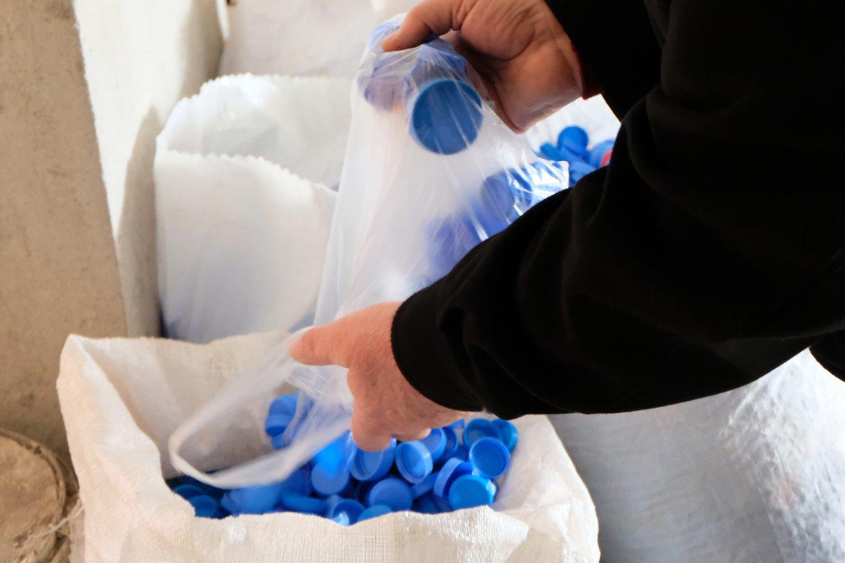 Gümüşhane'deki yaşlı adam, 2 buçuk yıldır mavi kapak topluyor