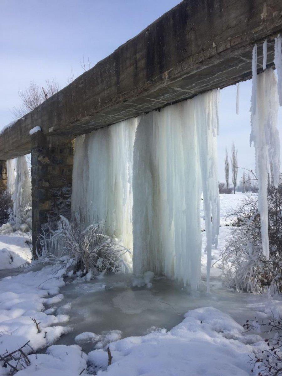 Adana'da dev buz sarkıtları oluştu