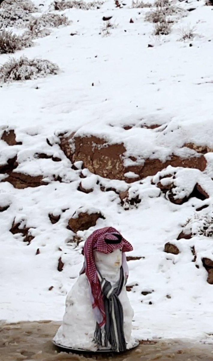 Suudi Arabistan'da kar yağışı etkisini gösterdi