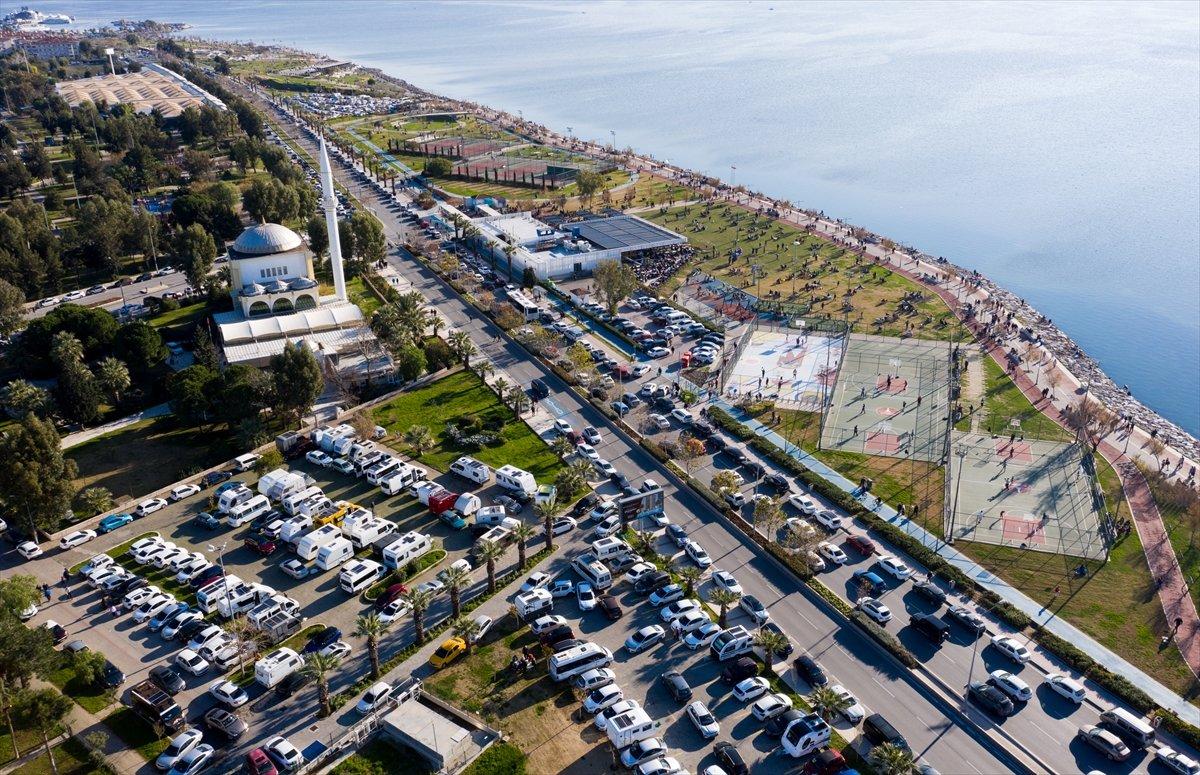 İzmir'de güneşli havayı gören kendini sokağa attı