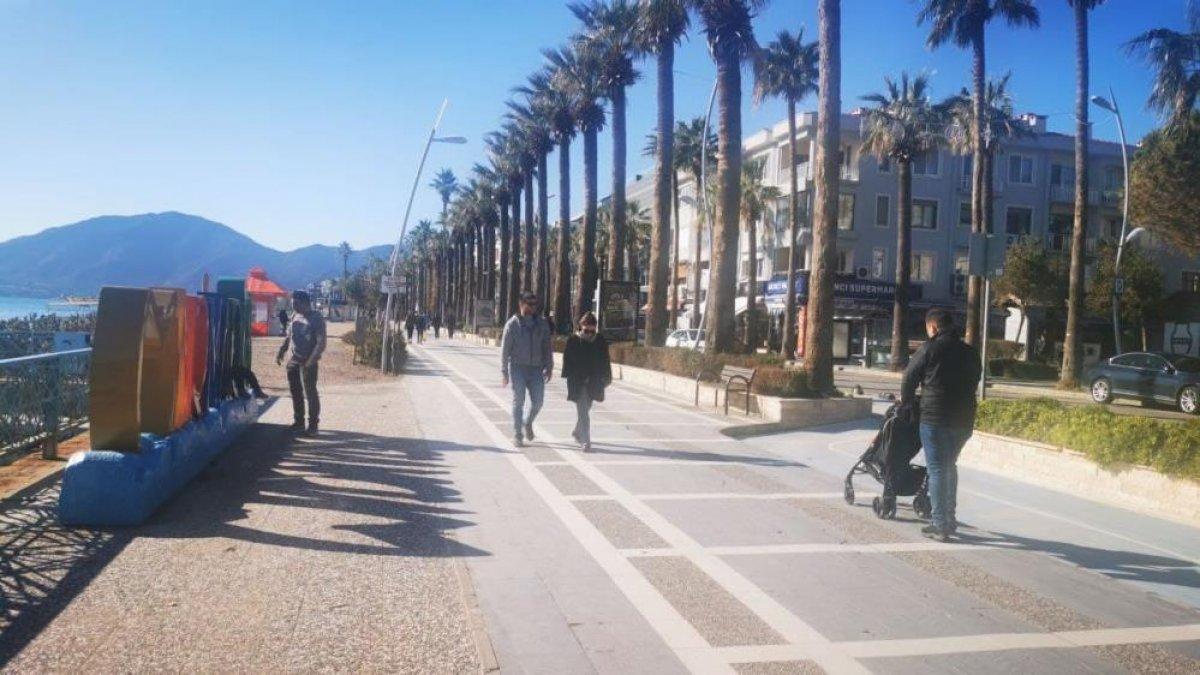 Muğla'da sıcak havayı fırsat bilenler sahilleri doldurdu