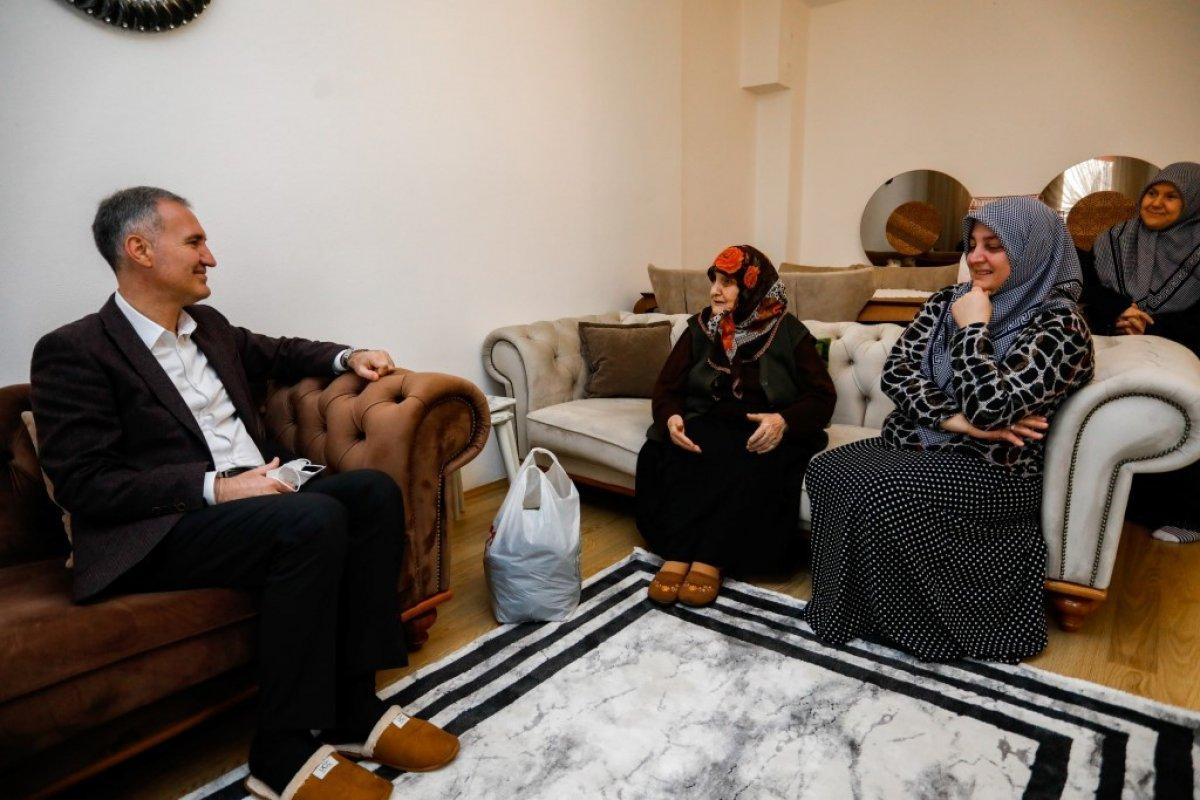 İnegöllü Melek Nine, 10 yıldır Mehmetçik için çorap örüyor